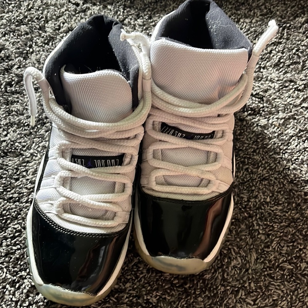jordan concord 11, been worn not in bad condition